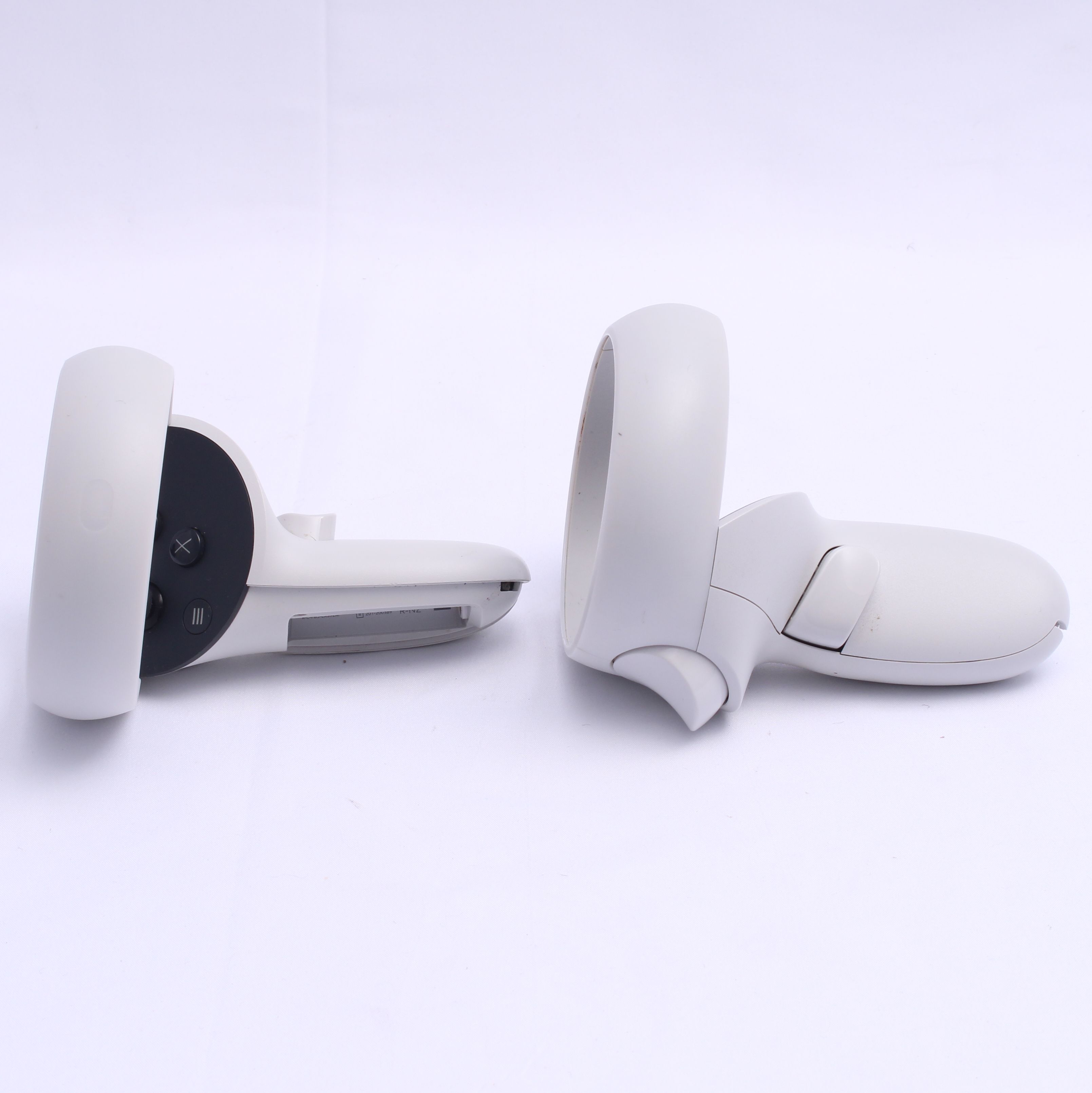 Meta Quest 2 VR Controllers LX39EM/JD96CX - Faulty/Missing Covers
